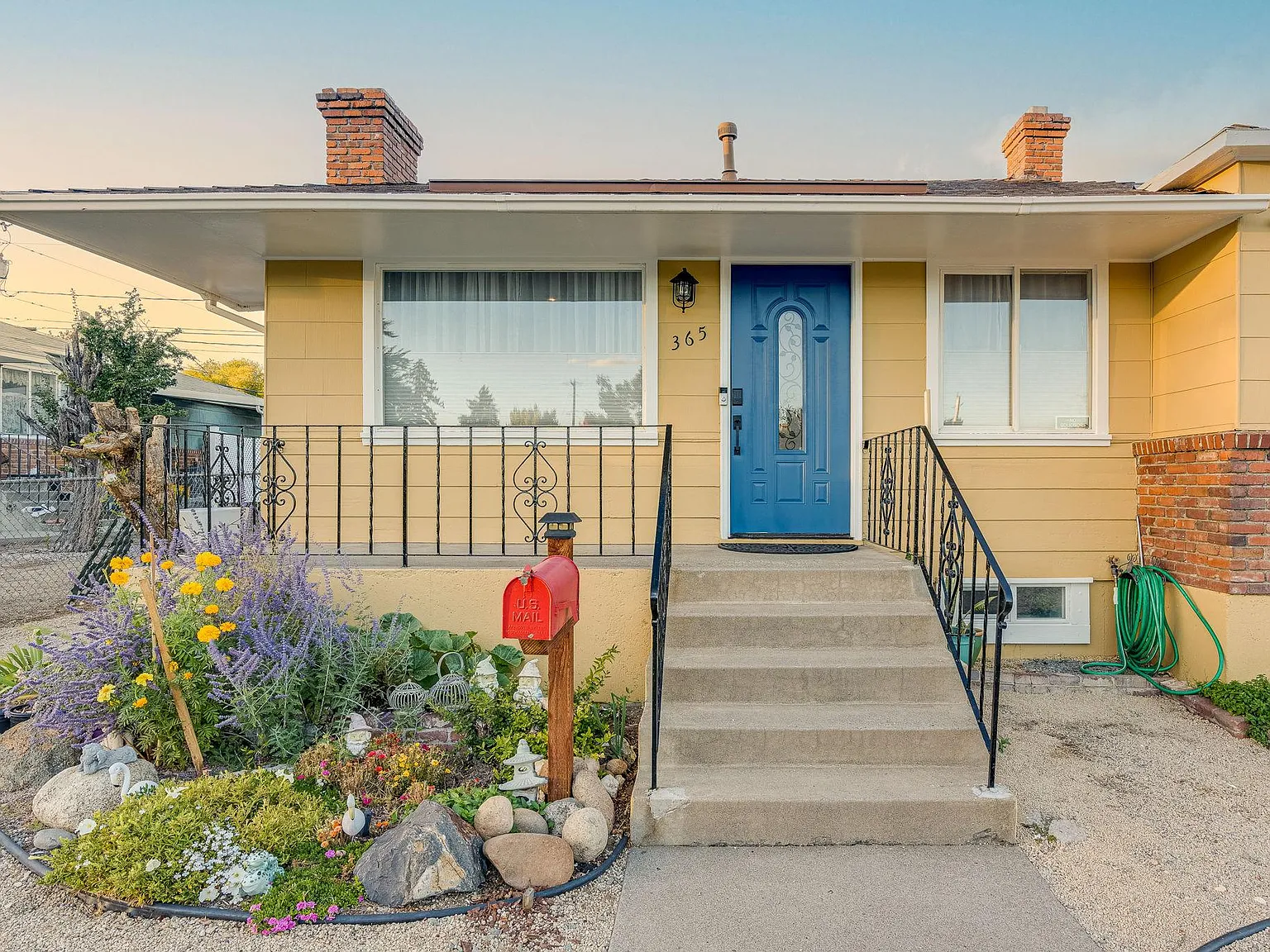 365 W Plumb Ln — Photo 3