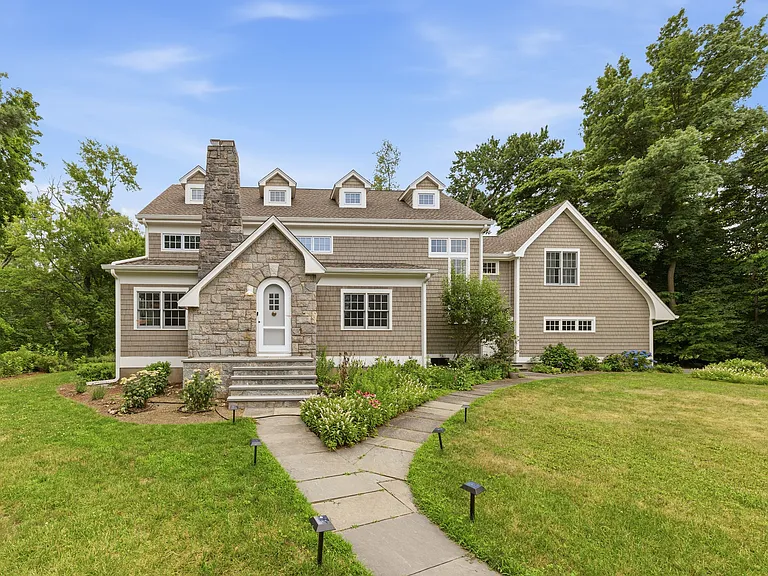 11 Belaire Dr — Photo 1
