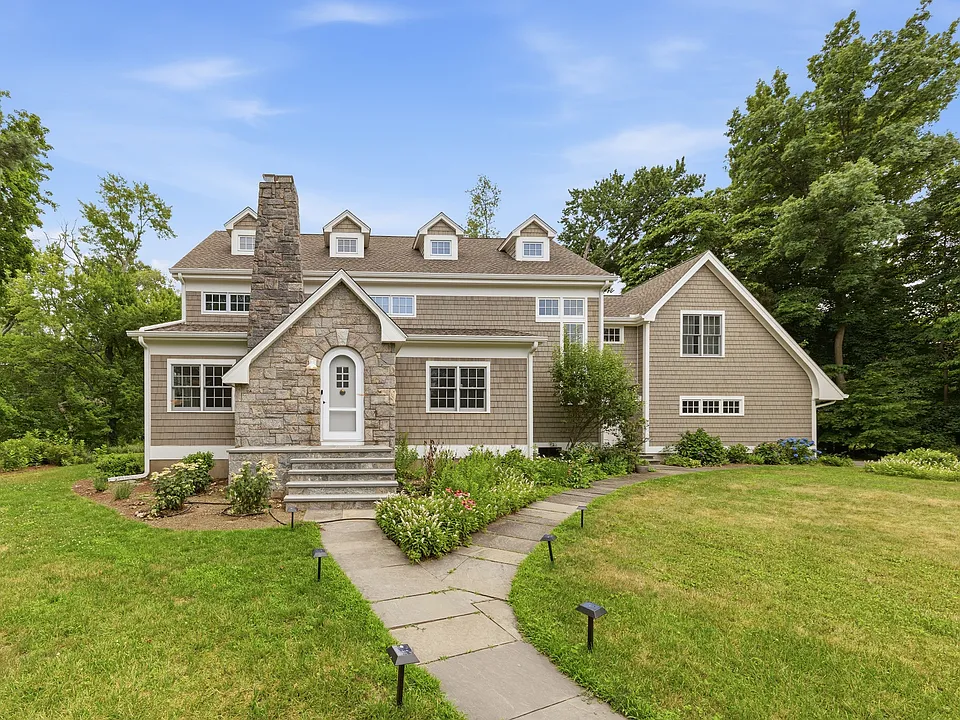 11 Belaire Dr