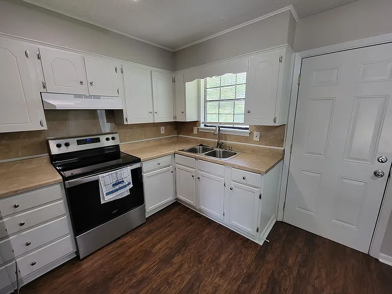 1900 Kelly Dr — Photo 5