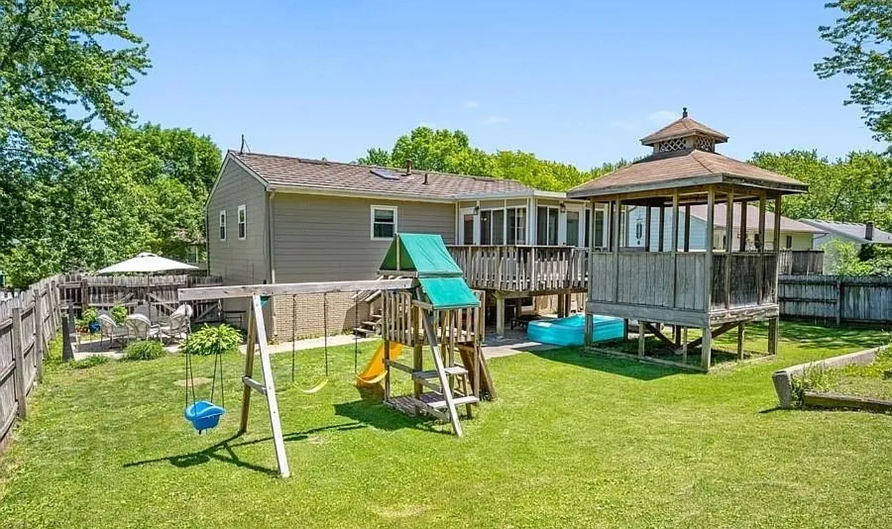 3 bed, 1.5 bath, 1107 sqft, $2,300 — Photo 2