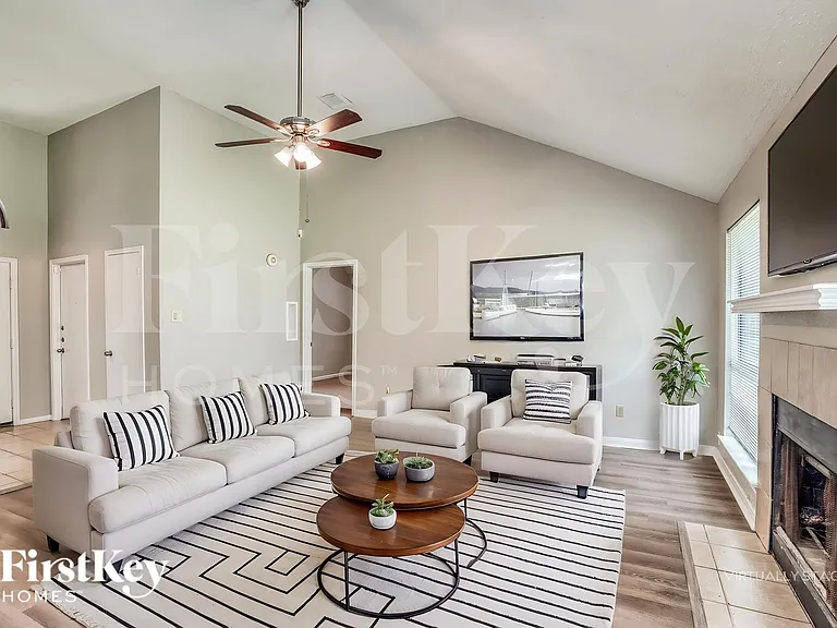 1055 Margate Dr — Photo 3