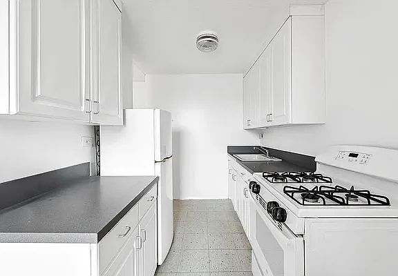 4th image of 1641 3rd Ave APT 16E