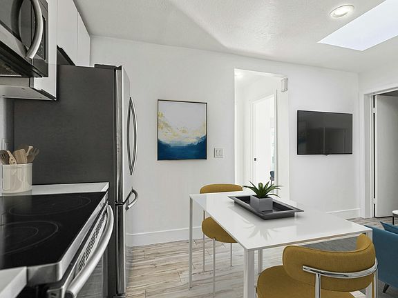3rd image of 850 N Van Ness Ave APT 2