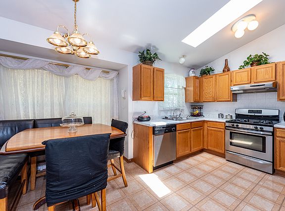 3rd image of 1421 N Metropolitan Ave
