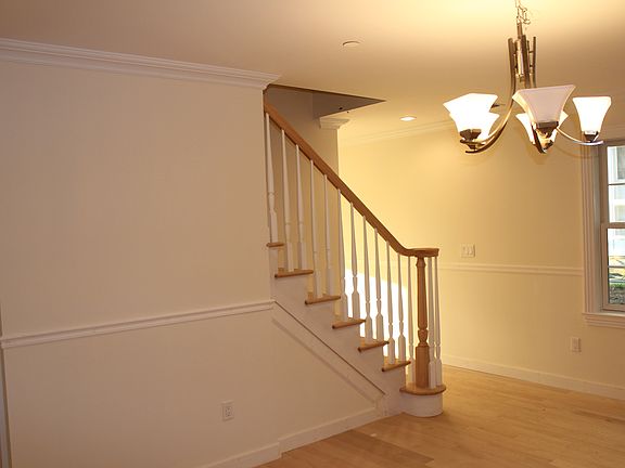 5th image of 134 Lincoln Ave E