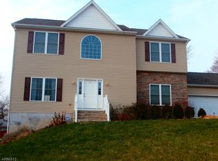 3 Heather Hill Rd, Washington Boro, NJ 07882