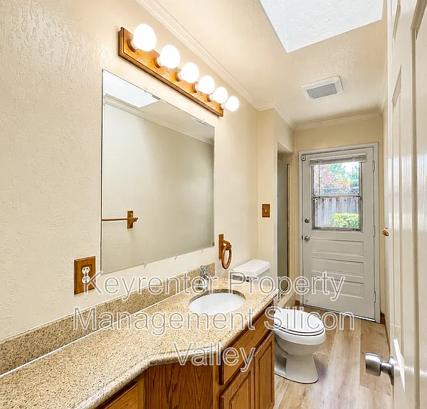1114 Lynn Way — Photo 10