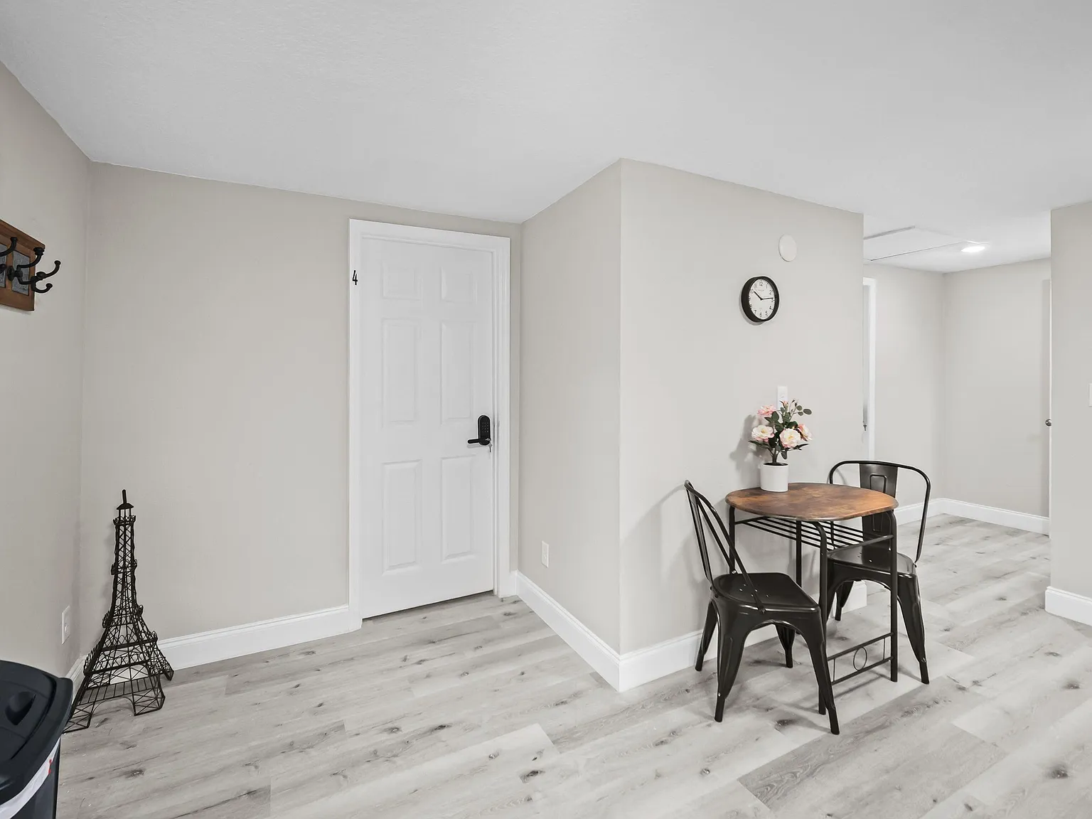4 bed, 2.0 bath, 2500 sqft, $841 — Photo 4