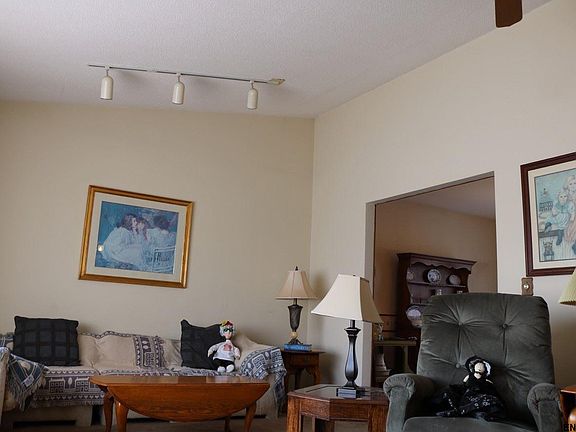 3rd image of 14 Oakwood Dr W