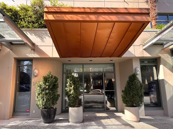 1688 Robson St #214, Vancouver, BC V6G 1C7