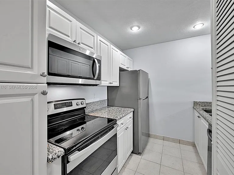 906 Twin Lakes Dr #8-J — Photo 3