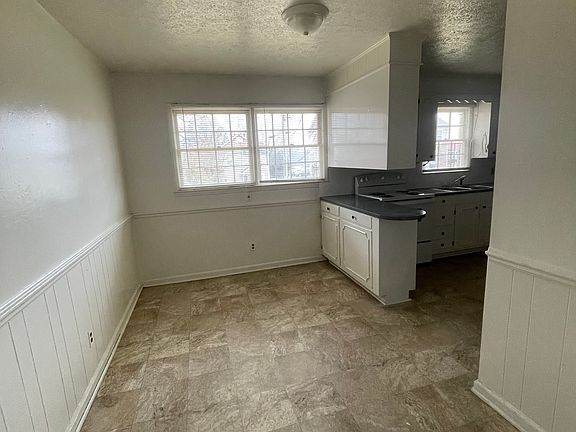 3rd image of 402 Fairfax St