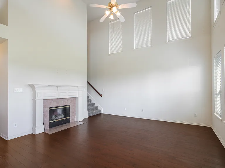 8708 Brook Hollow Dr — Photo 3