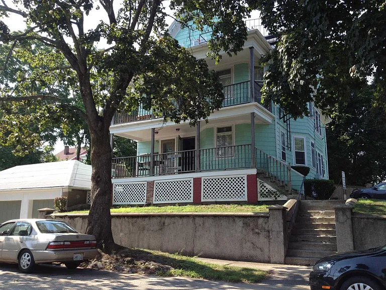 83-85 California Ave #2-R — Photo 1