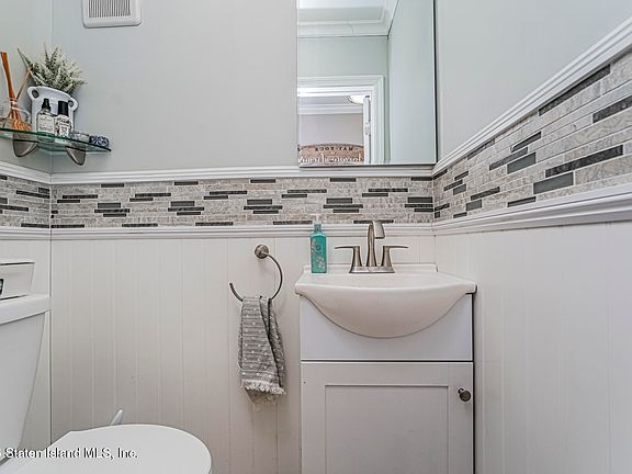 5th image of 525 Eltingville Blvd