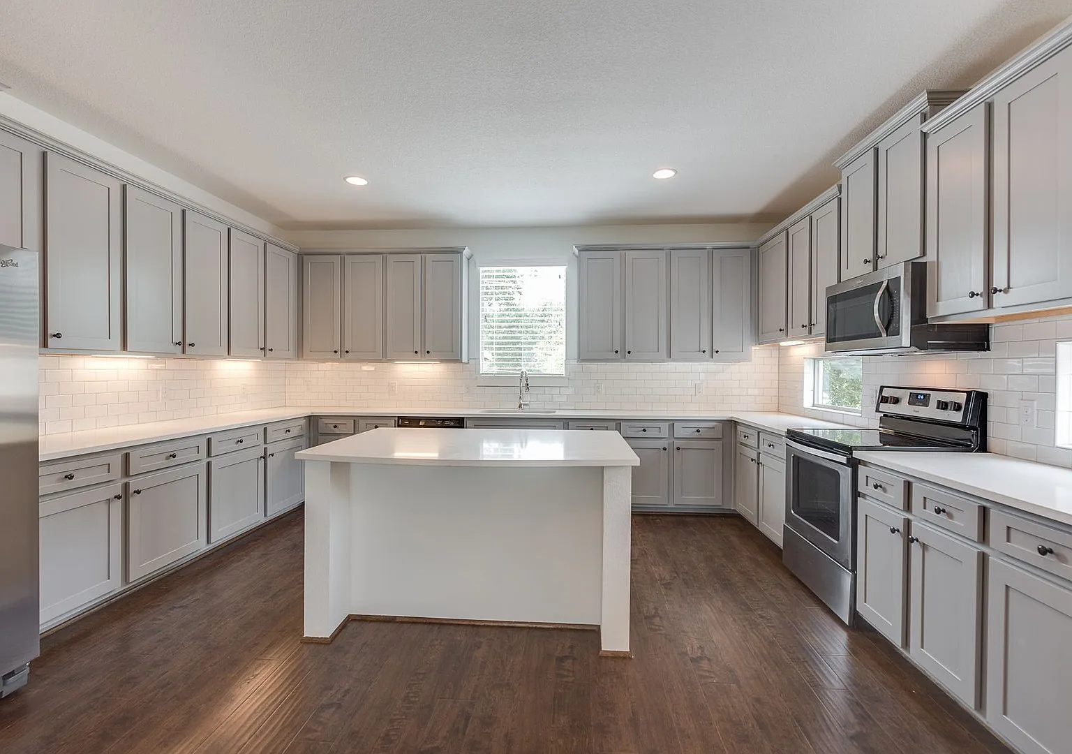 * Move In 2028 * 5 Beds 5.5 Baths Sought After Lubbock Ave Free Monthly Housekeeping — Photo 4