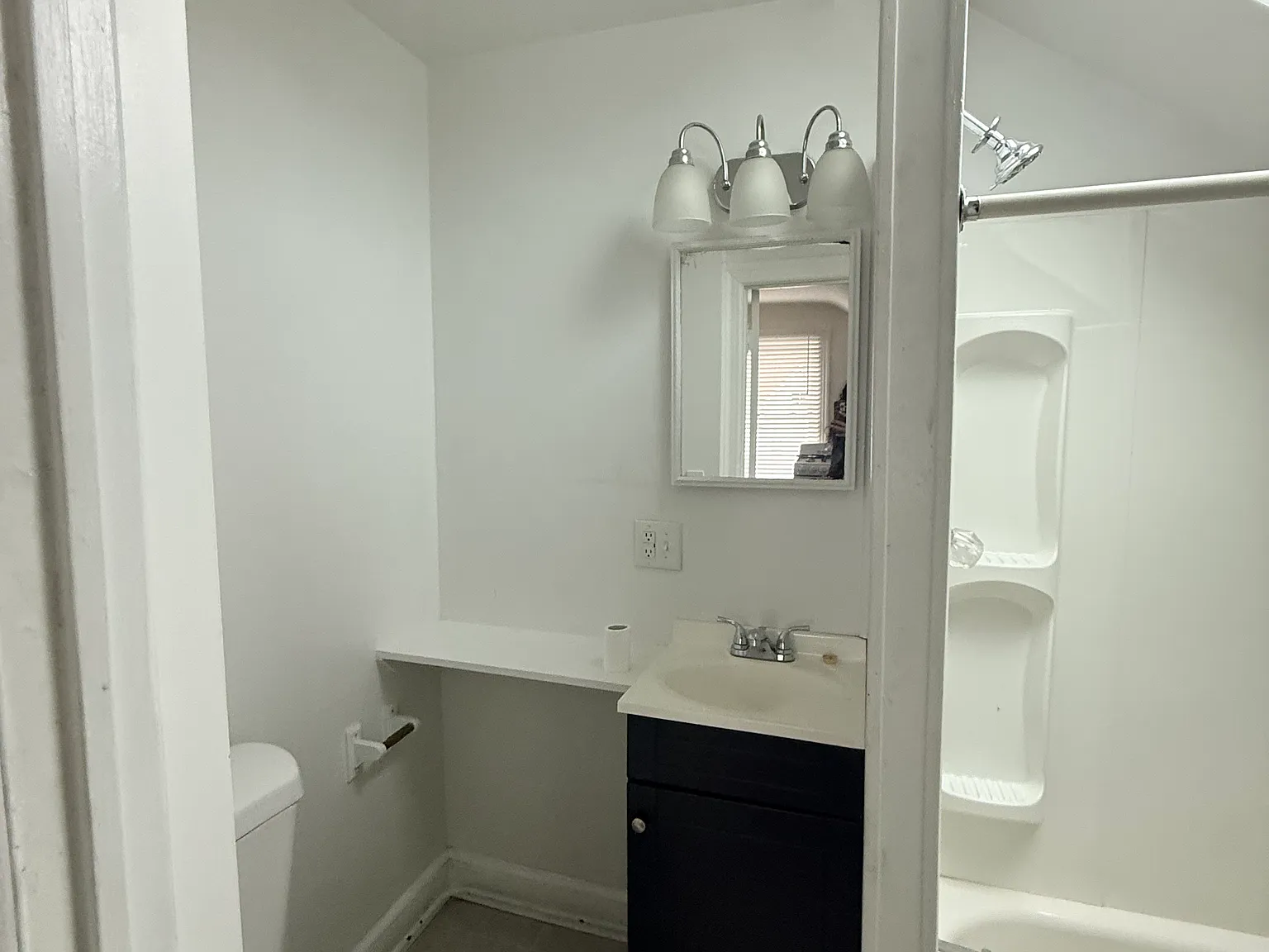 33 Colonial Ave — Photo 3