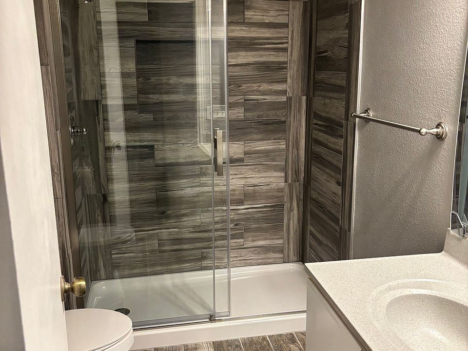 1st image of 105 E Peachtree Dr