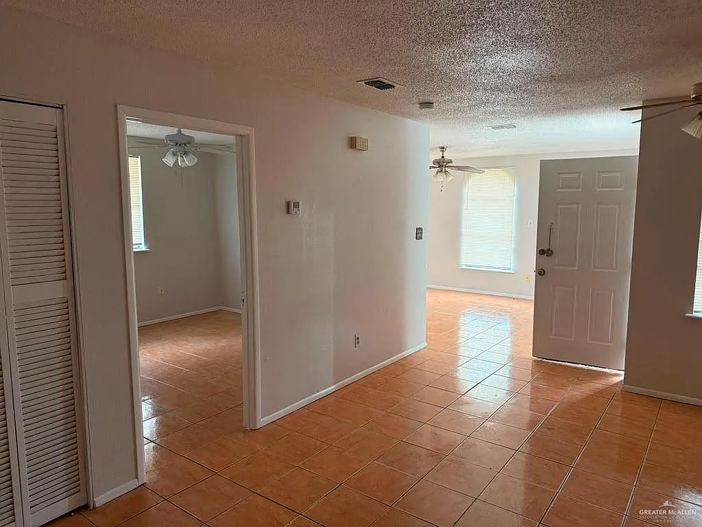 2 bed, 1.0 bath, 871 sqft, $700 — Photo 2