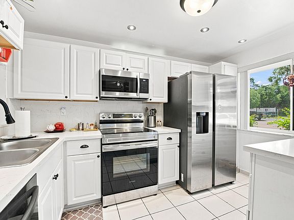 5th image of 3601 INVERRARY Drive #107