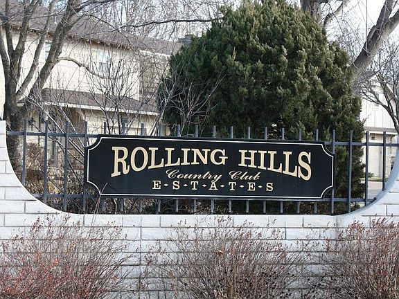 Rolling Hills Country Club Estates backs onto the golf course!