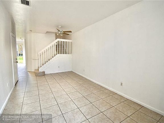 2nd image of 560 NE 21st Ter #560
