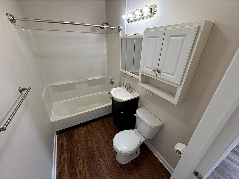 107 Mount Saint Charles Ave #2 — Photo 4