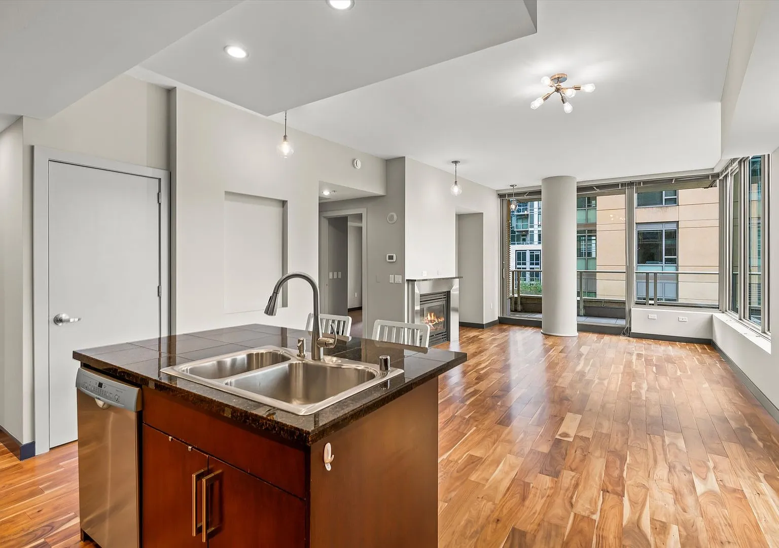 Concierge & Gym Included, 1 bed Denny Triangle condo — Photo 1