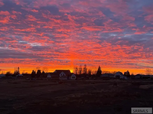 2561 N Silverleaf Ln, Rexburg, ID 83440