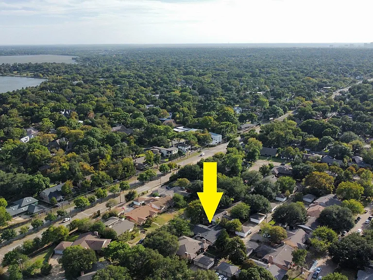 Conveniently located by the city of Dallas and Lakewood