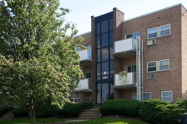 Marina Park Apartments — Photo 3