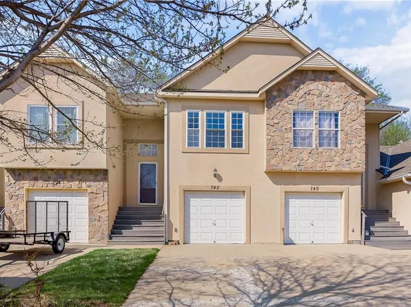 742 S Woodson Ln, Gardner, KS 66030