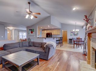 789 Barrington Ct, Pewaukee, WI