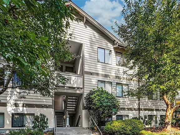 3rd image of 220 NE Dogwood St APT B302