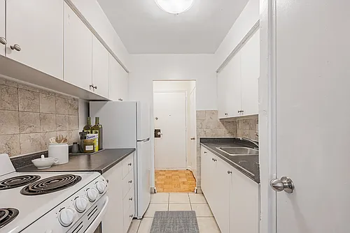 44 Thorncliffe Park Dr Photo 1