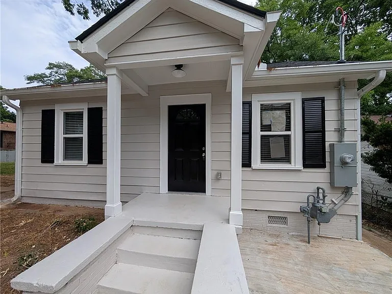 1377 Pine Ave — Photo 2