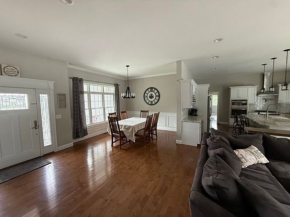5th image of 14 Stone Ridge Dr