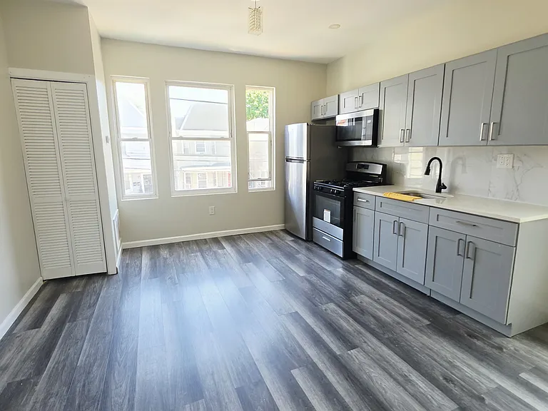 569 W 7th Ave #1A — Photo 2