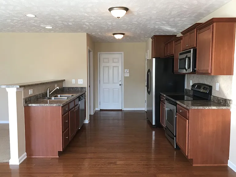 241 Collinwood Dr — Photo 11