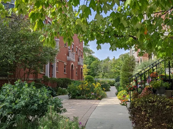 8664 Narragansett Ave, Morton Grove, IL 60053