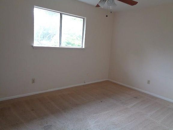 4th image of 4422 Oxford Dr