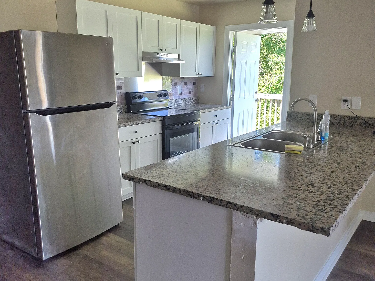 3 bed, 1200 sqft, $1,400 — Photo 3