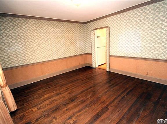 4th image of 22107 Hartland Ave