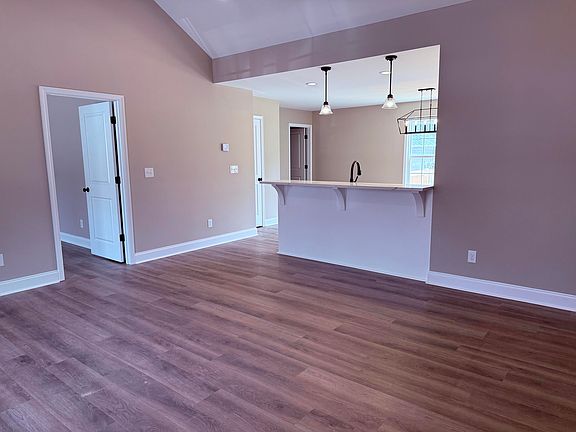 5th image of 142 Rosewood Dr
