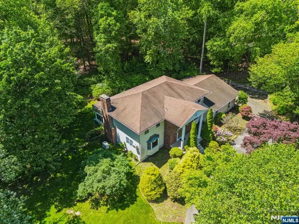 22 Christopher Pl, Saddle River, NJ 07458