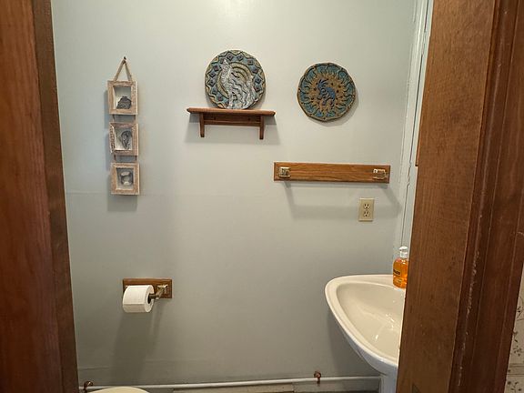 3rd image of 105 E Linden St