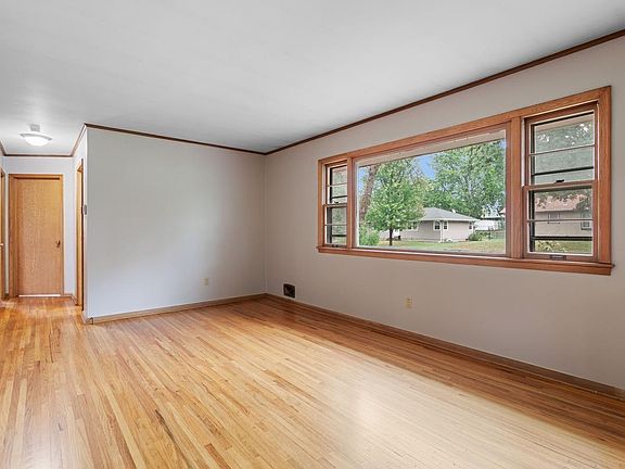 3rd image of 6270 6th St NE