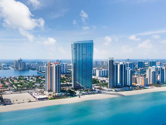 Spectacular corner 2 Bedrooms, 2 bathes unit on the 33rd floor professionally designed at the Residences by Armani Casa.
