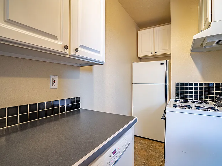 Alexander Apartments — Photo 12